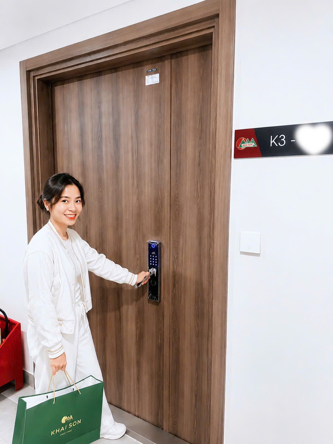 Khách hàng nhận chìa khóa thực tế tại Khai Sơn City – Tòa K3